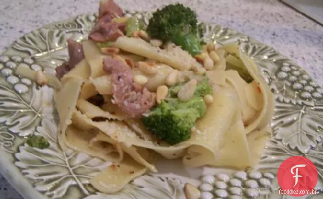 Pappardelle com Pancetta, brócolis e pinhões