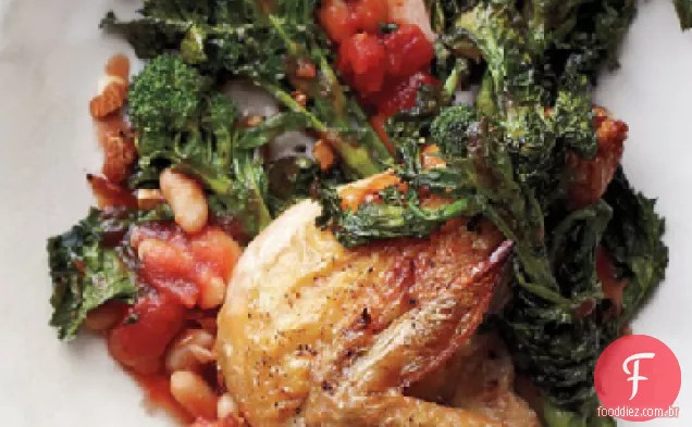 Frango com rabe de brócolis, tomate e feijão