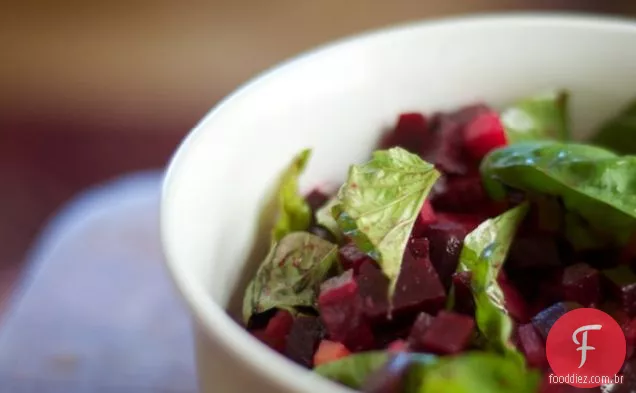 a: salada de beterraba tripla com manjericão e azeite