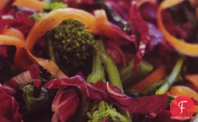 Salada de rabe, cenoura e Radicchio de brócolis