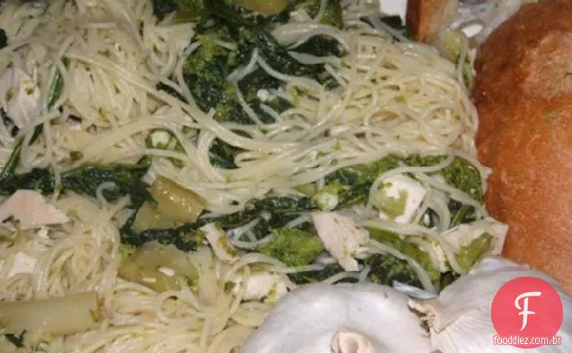 Brócolis Rabe e frango Aglio Olio (com óleo e alho)