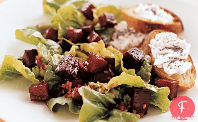 Salada de beterraba vermelha quente com torradas de queijo de cabra