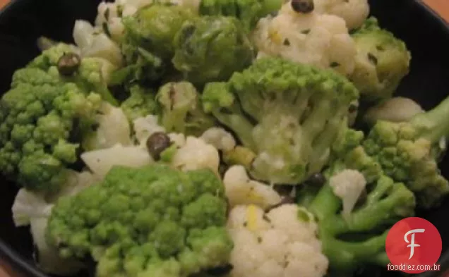 Salada de couve-flor e couve de Bruxelas com mostarda-manteiga de alcaparras