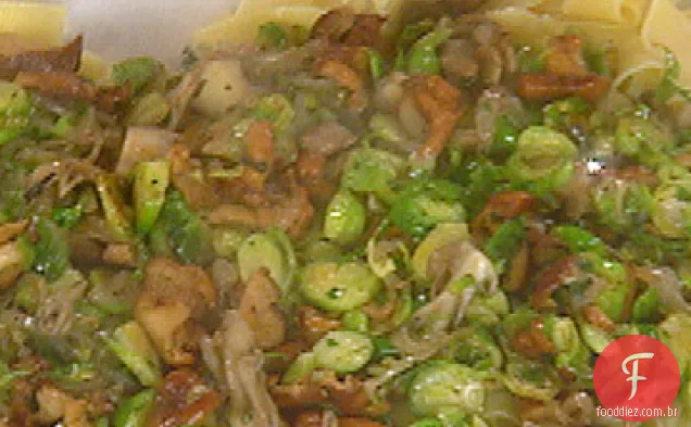 Pappardelle macarrão com cogumelos e couve de Bruxelas