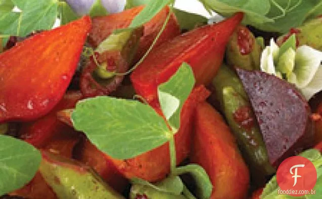 Salada Da Beterraba Do Bebê Com Ervilhas Da Pressão Do Açúcar