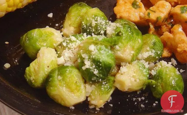 Cenouras amanteigadas e couves de Bruxelas