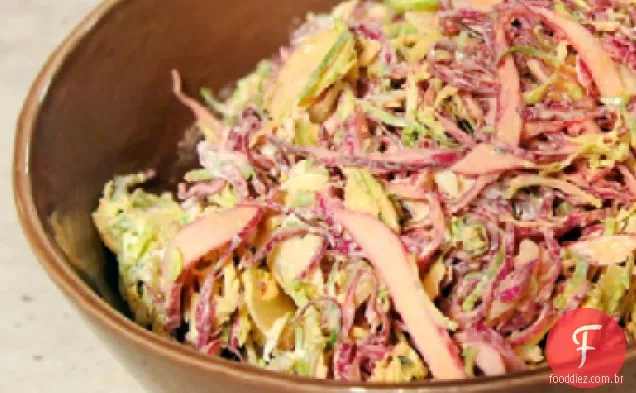Repolho roxo e salada raspada de Broto de Bruxelas