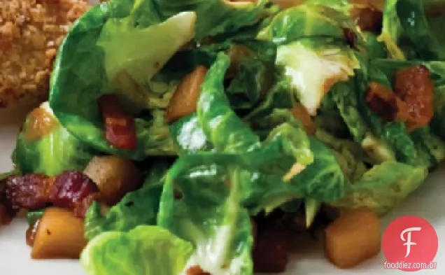 Refogue a couve de Bruxelas com maçãs e Bacon