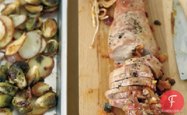 Damasco-carne de porco recheada com batatas e couves de Bruxelas