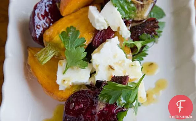 Salada de cenoura e beterraba assada com queijo Feta, salsa puxada e vinagrete de cominho