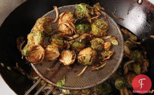 Couve de Bruxelas frita com chalotas, mel e vinagre balsâmico