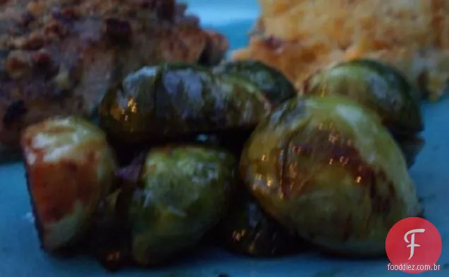 Soja e Sriracha vitrificada couves de Bruxelas