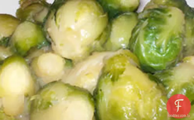 Cenouras e couves de Bruxelas vitrificadas com açúcar mascavo e pimenta