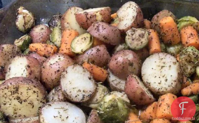 Batatas assadas, cenouras, pastinaga e couves-de-Bruxelas