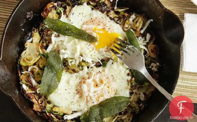 Couves de Bruxelas Hash com sálvia frita e ovos cozidos macios