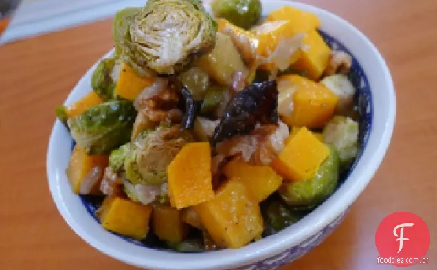 As ocasionais couves de Bruxelas assadas vegetarianas, abóbora e maçã com nozes cristalizadas