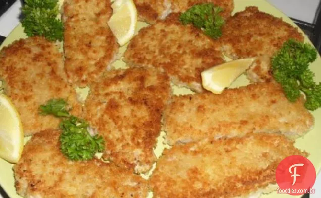 Schnitzel de porco com macarrão e repolho Dourado