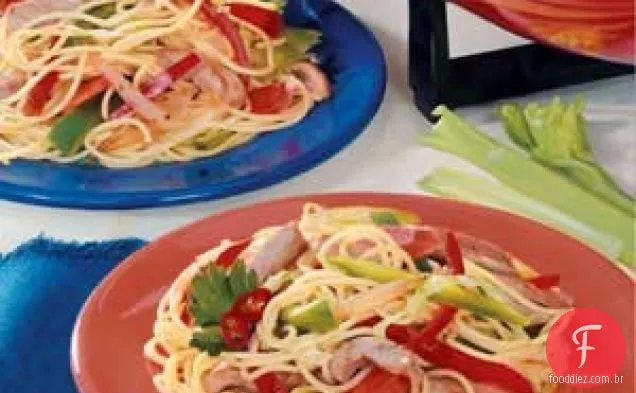 Parte superior do fogão fumado Kielbasa e repolho