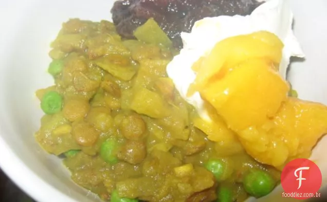 Curry de lentilha e ruibarbo com batatas e ervilhas