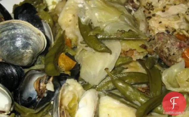Curanto En Olla (frutos do mar cozidos no vapor, carnes, Pão de batata e Vege