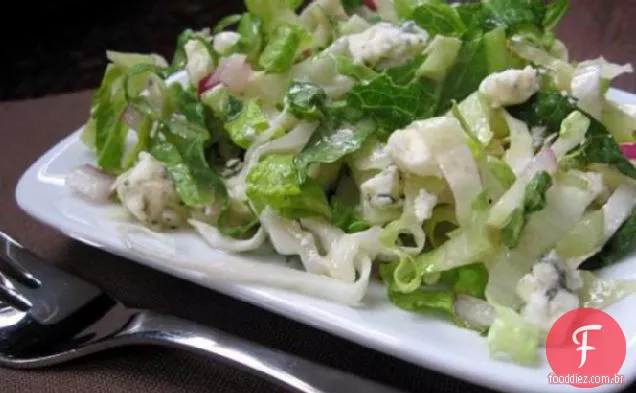 Repolho roxo e salada de repolho Romaine com molho de queijo azul