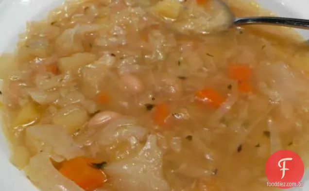 Feijão branco francês e sopa de repolho