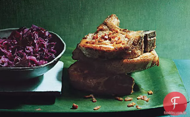 Costeletas de porco salteadas com repolho roxo agridoce