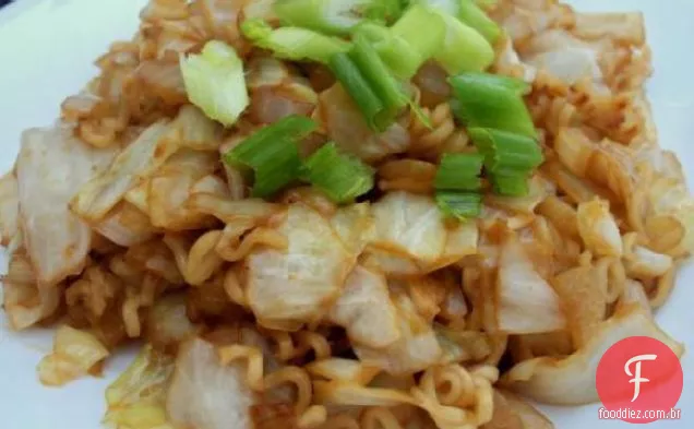 Yakisoba da mãe (macarrão frito Japonês)