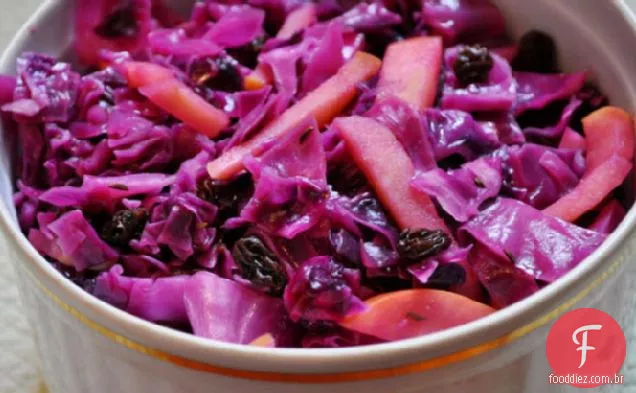 Repolho roxo refogado com maçãs e passas