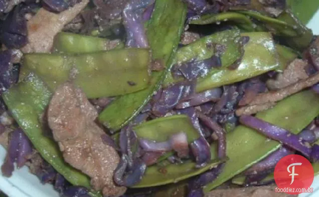Porco de gengibre com cogumelos e ervilhas