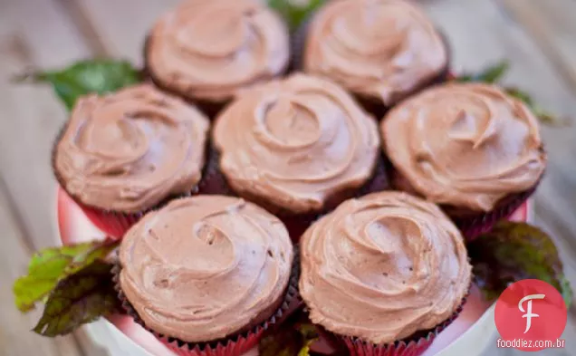 Cupcakes de beterraba com chocolate escuro