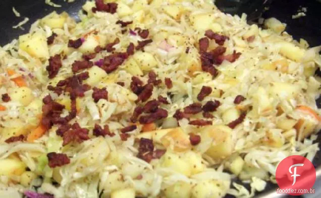 Frigideira quente da mãe Bacon Cole Slaw com maçãs