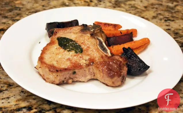 Jantar hoje à noite: cenouras assadas e beterrabas com costeletas de porco