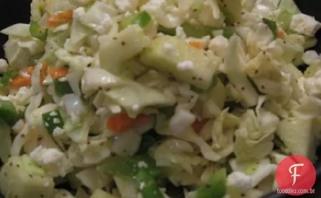 Salada de repolho com maçãs e queijo Feta