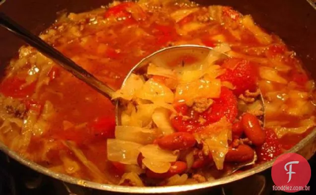 Sopa de feijão, carne e repolho do país