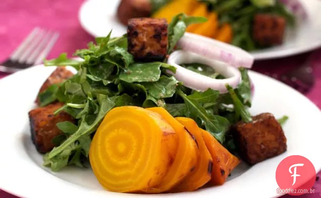Salada De Beterraba Amarela Assada Com Molho De Mostarda De Bordo Quente