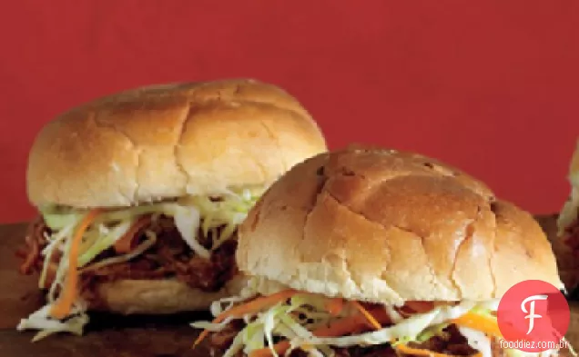 Sanduíches de carne de porco com salada de repolho
