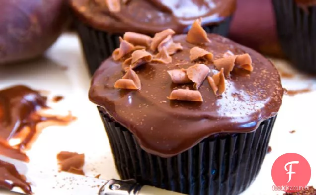 Chocolate De Veludo E Cupcakes De Beterraba Com Chocolate Fudge Spread