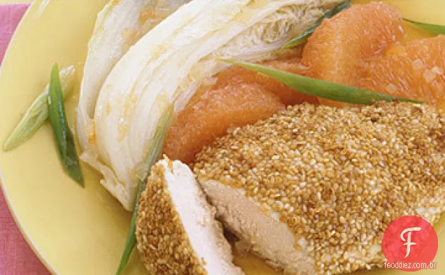 Frango de gergelim com repolho e molho de toranja vermelha