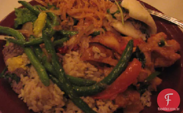 Arroz Tailandês E Salada De Peru