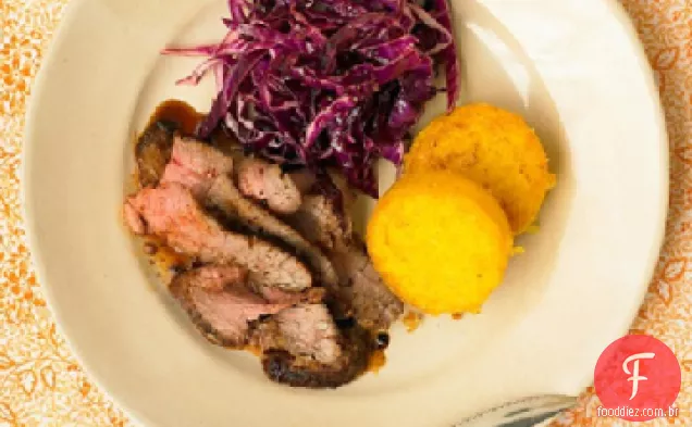 Bife De Flanco Esfregado Com Pimenta Com Salada De Repolho E Rodelas De Polenta