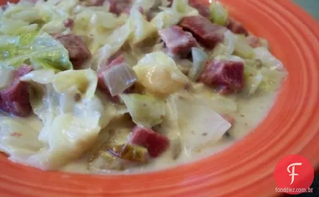 Caçarola de carne enlatada e repolho