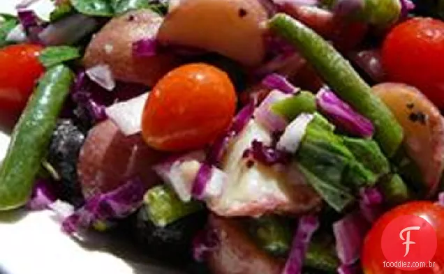 Salada de batata vegetariana para uma multidão