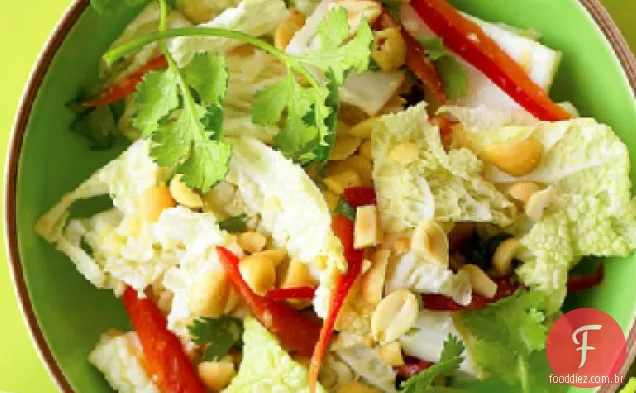 Salada de repolho napa com amendoim e gengibre