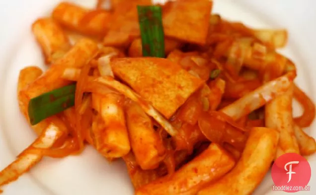 Jantar esta noite: mexa o bolo de arroz frito com molho Gochujang