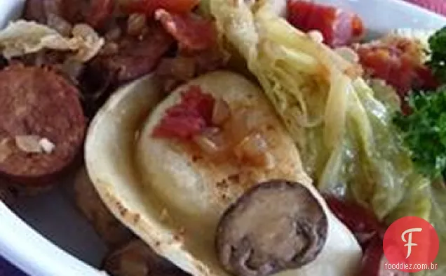 Repolho, salsicha polonesa e Pierogies