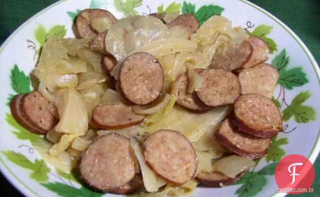 Kielbasa, repolho e cebola (Panela De Barro com baixo teor de carboidratos)