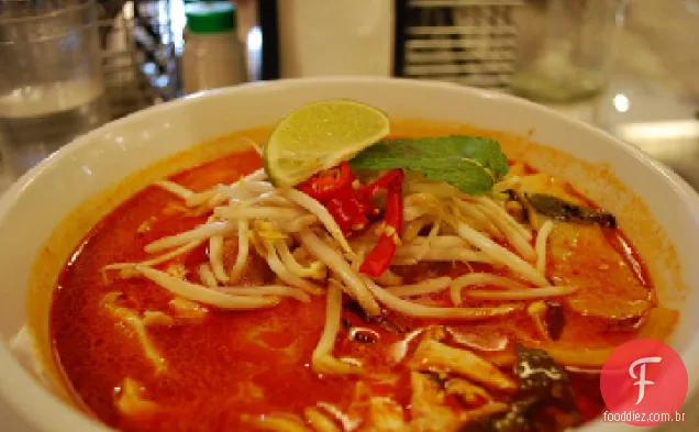 Sopa De Macarrão Com Frango Satay
