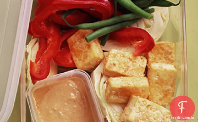 Tofu crocante com Crudites e molho de molho de gergelim e gengibre