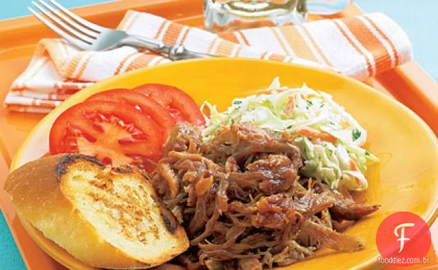 Carne de porco puxada com salada de repolho